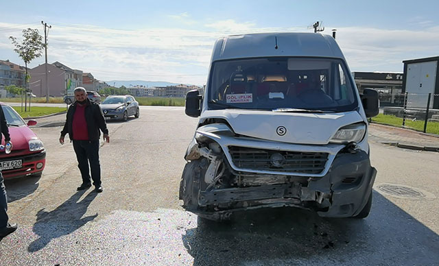 Bursa'da işçi minibüsü ve otomobil çarpıştı - Resim : 2