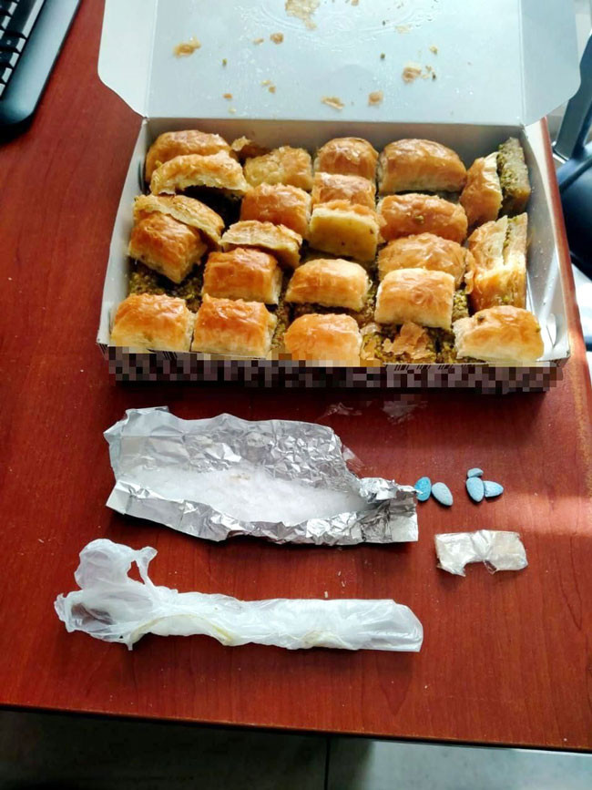 Uyuşturucuları kutudaki baklavaların arasına gizlemiş - Resim : 1