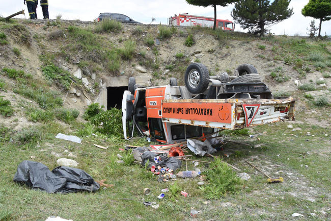 Minibüsün çarptığı Karayolları kamyoneti devrildi 2'si işçi 4 yaralı - Resim : 2