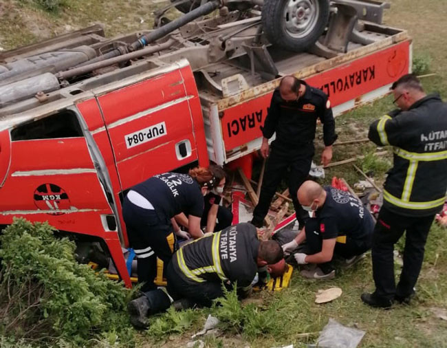 Minibüsün çarptığı Karayolları kamyoneti devrildi 2'si işçi 4 yaralı - Resim : 3