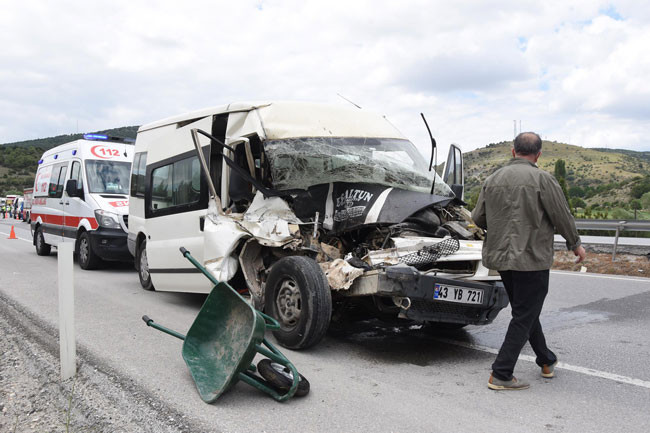 Minibüsün çarptığı Karayolları kamyoneti devrildi 2'si işçi 4 yaralı - Resim : 4