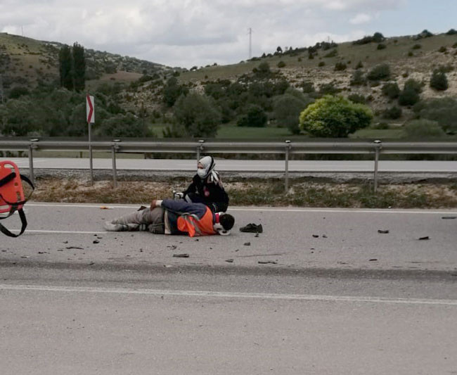 Minibüsün çarptığı Karayolları kamyoneti devrildi 2'si işçi 4 yaralı - Resim : 6