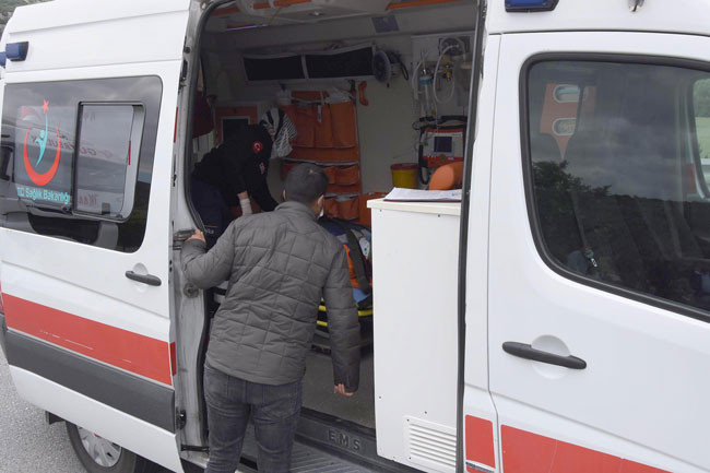 Minibüsün çarptığı Karayolları kamyoneti devrildi 2'si işçi 4 yaralı - Resim : 8