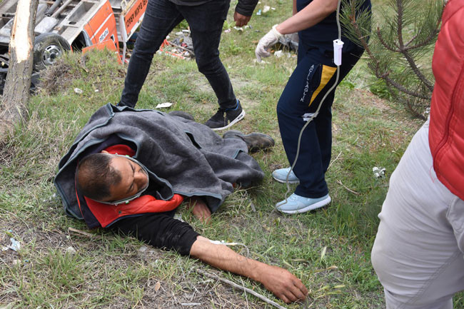 Minibüsün çarptığı Karayolları kamyoneti devrildi 2'si işçi 4 yaralı - Resim : 9