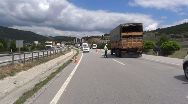 Minibüsün çarptığı Karayolları kamyoneti devrildi 2'si işçi 4 yaralı - Resim : 11