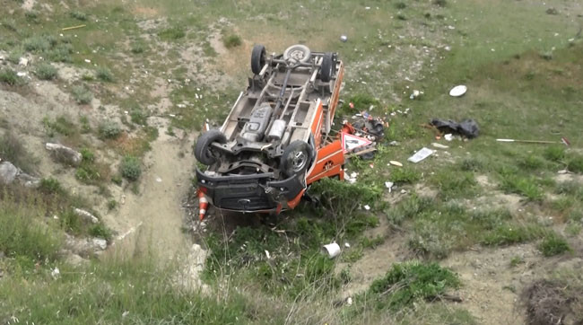 Minibüsün çarptığı Karayolları kamyoneti devrildi 2'si işçi 4 yaralı - Resim : 12