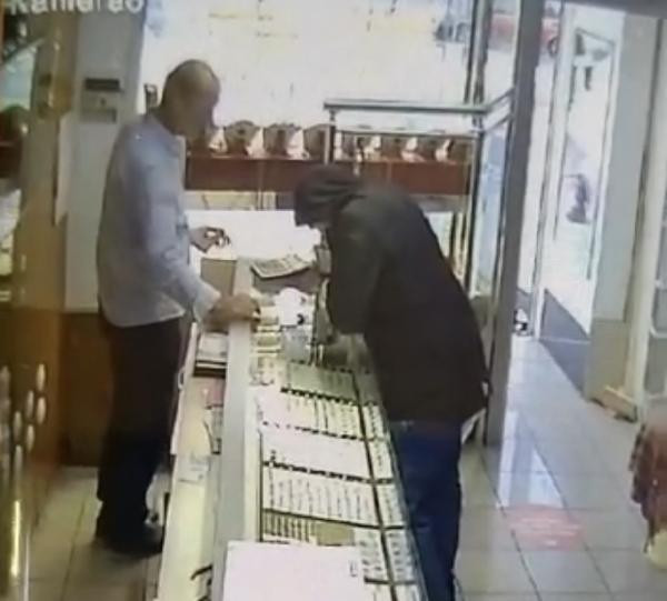 Kuyumcuda biber gazlı gasp kamerada - Resim : 1