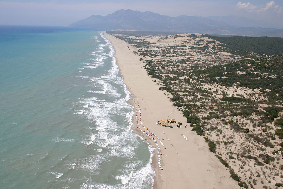 2 bin kamyon kum çalınan Patara Plajı'ndaki hırsızlığı kaydeden memurun başına gelmeyen kalmadı