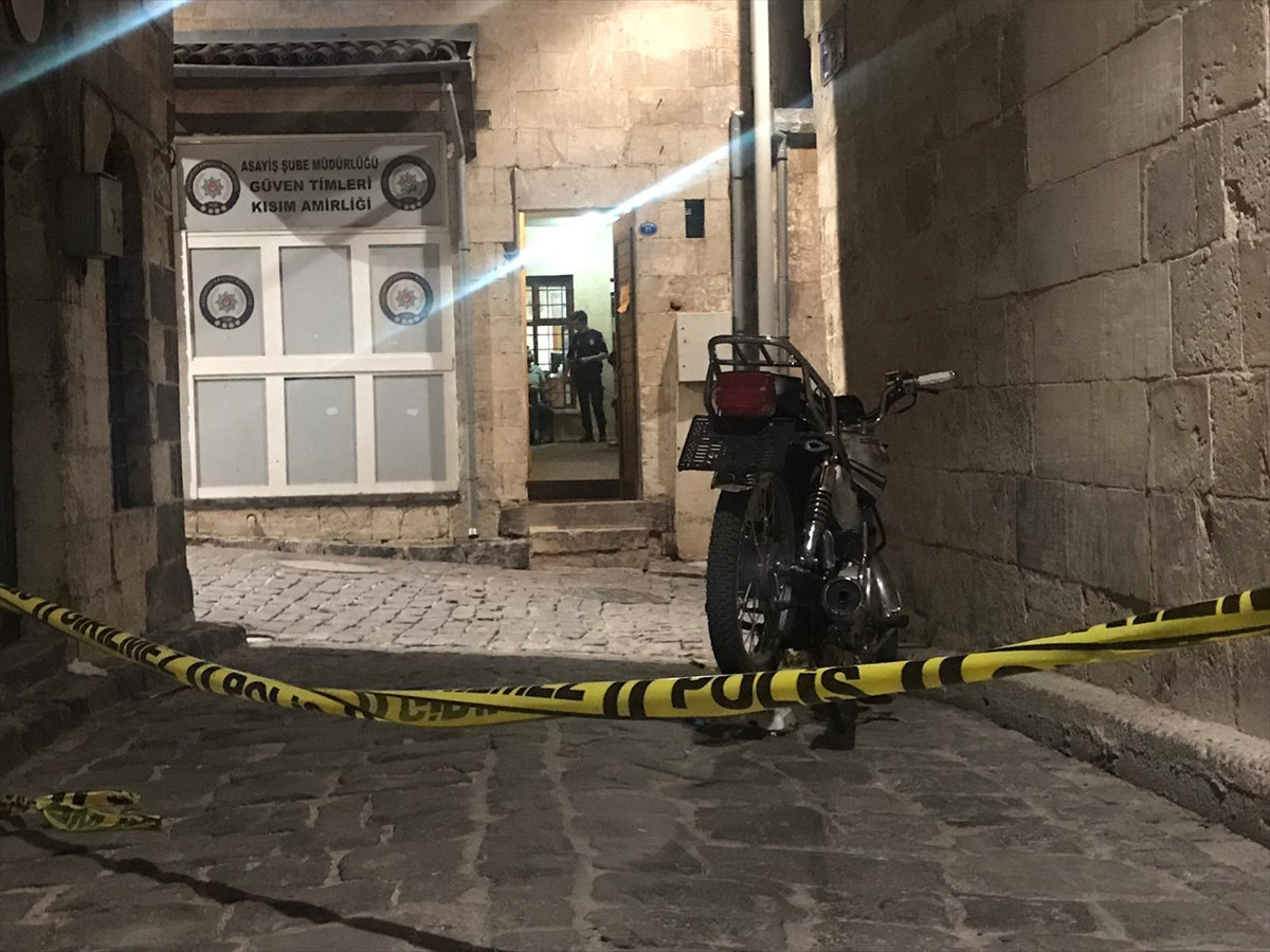 Dur ihtarına uymayıp ateş açtılar: 1'i polis 5 kişi yaralı - Resim : 3