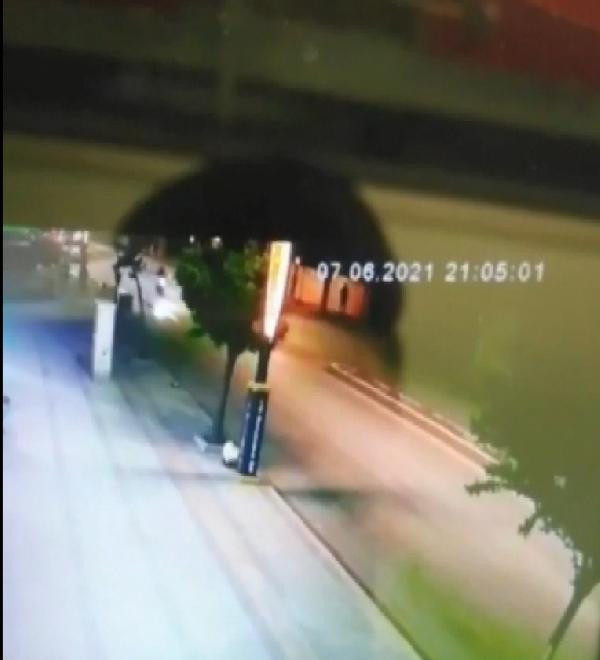 Motosikletinin üzerinden uçtu metrelerce sürüklendi - Resim : 3