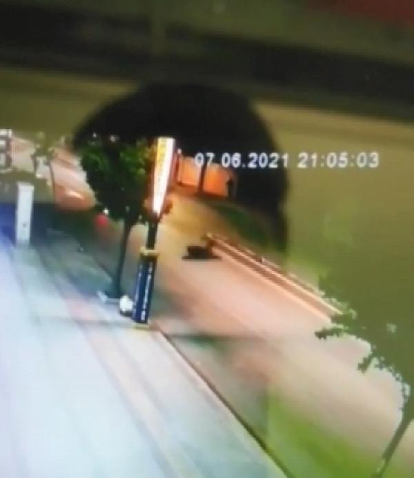 Motosikletinin üzerinden uçtu metrelerce sürüklendi - Resim : 2