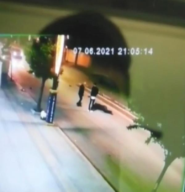 Motosikletinin üzerinden uçtu metrelerce sürüklendi - Resim : 1