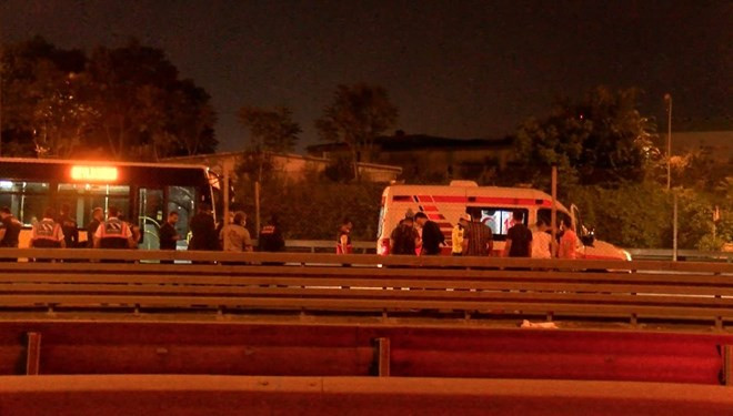 Kendisini önce metrobüse sonra ambulansa kilitledi - Resim : 1