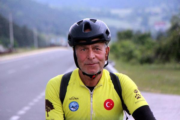 İstanbul'dan Gürcistan'a bisikletle gidiyor - Resim : 2