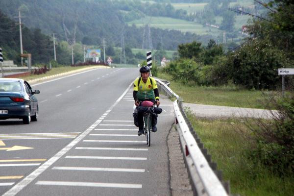 İstanbul'dan Gürcistan'a bisikletle gidiyor - Resim : 4