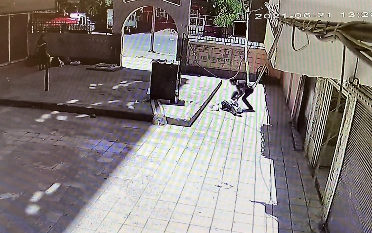 Tartıştığı kişi silah çekince 7'nci kattan aşağıya atladı - Resim : 1