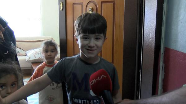 Arkadaşıyla tartışan 8 yaşındaki çocuk kendini odaya kitledi - Resim : 1