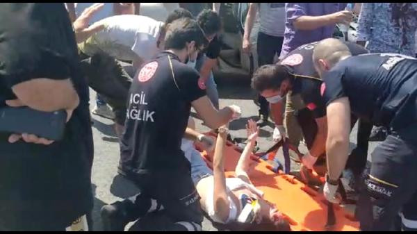 Makas atan sürücü direğe çarptı kazada 2 kişiyi yaralandı - Resim : 4