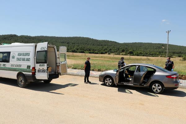 Kaldırımda başından vurulmuş olarak ölü bulundu - Resim : 1
