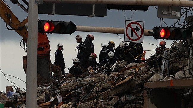Miami'de çöken bina enkazındaki çalışmalara ara verildi - Resim : 1