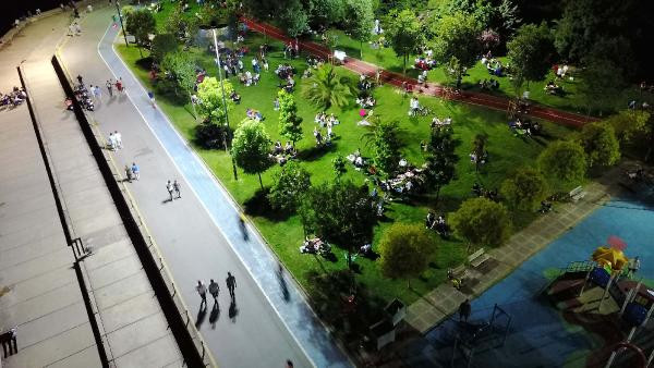 Bu bir özledim çimlerin kokusunu haberidir. Sandalyesini kapan koştu - Resim : 1