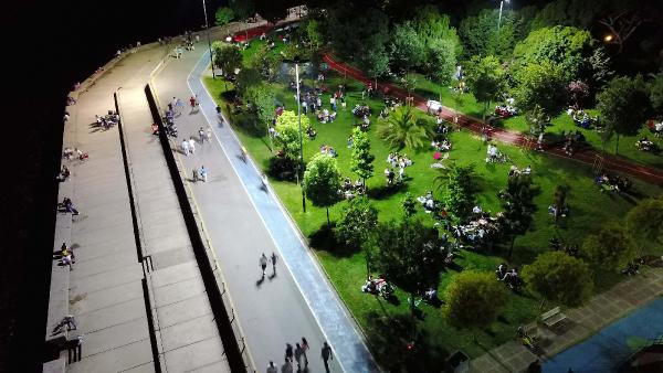 Bu bir özledim çimlerin kokusunu haberidir. Sandalyesini kapan koştu - Resim : 2