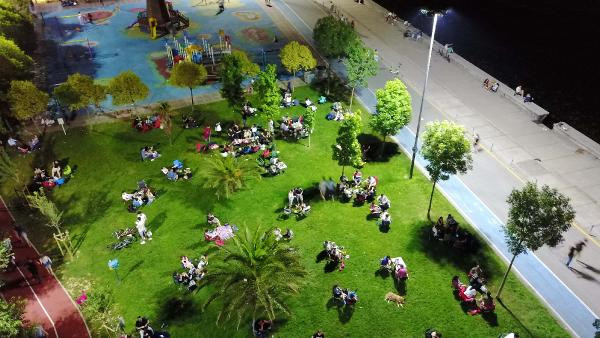 Bu bir özledim çimlerin kokusunu haberidir. Sandalyesini kapan koştu - Resim : 4