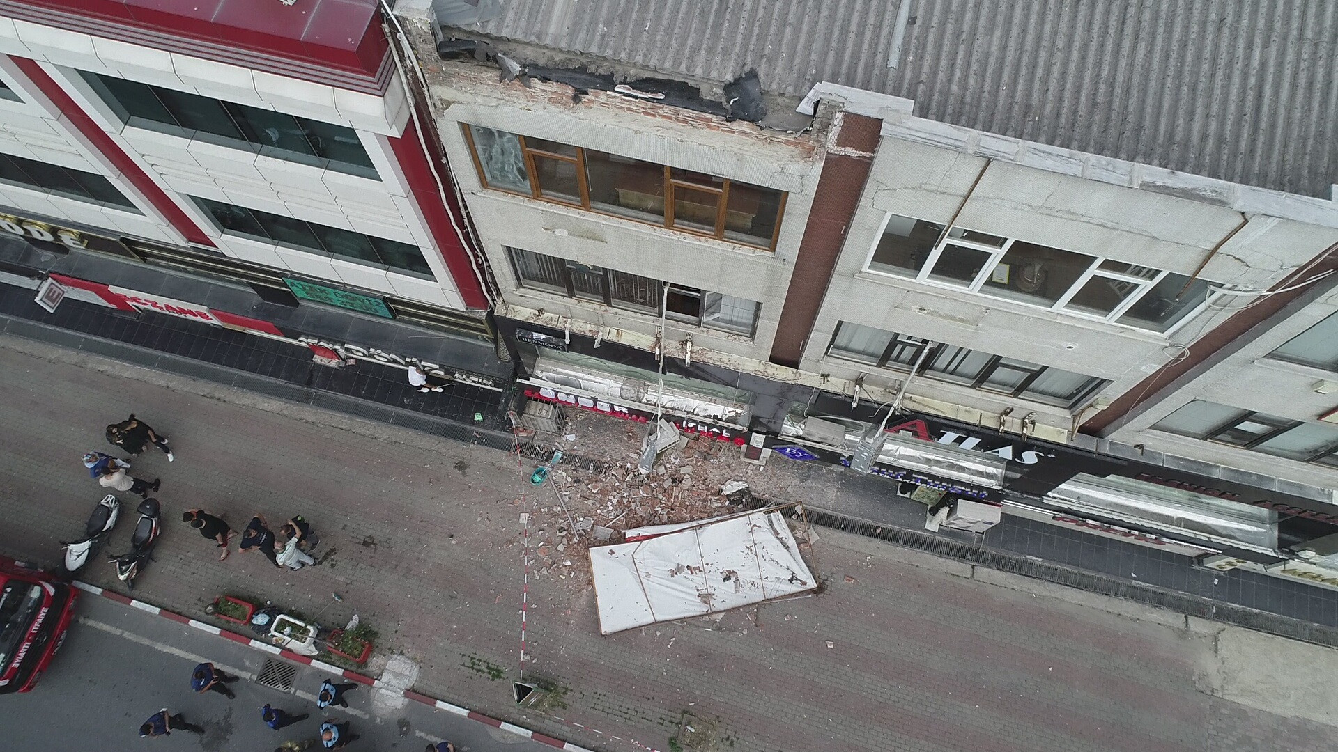 Güngören'de çatıdan kopan parça kaldırıma düştü - Resim : 1