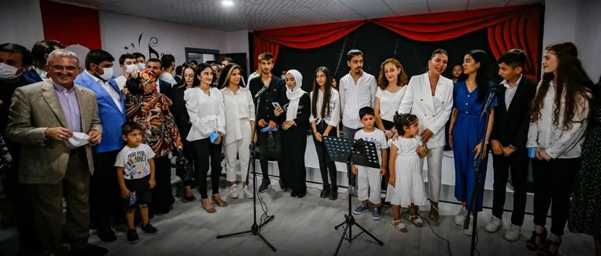 Ebru Yaşar Gülseven Ortaokulu'nda müzik ziyafeti. Ebru Yaşar öğrencilerle birlikte şarkı söyledi - Resim : 1