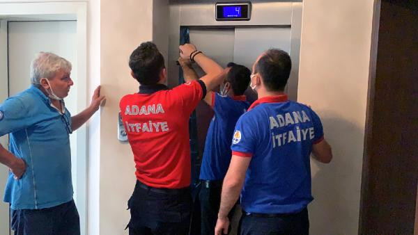 Plaza asansöründe mahsur kaldı - Resim : 3