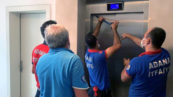 Plaza asansöründe mahsur kaldı - Resim : 4