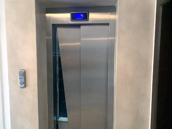 Plaza asansöründe mahsur kaldı - Resim : 5