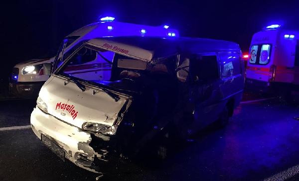 Minibüs ile kamyon çarpıştı 1 ölü 1 yaralı - Resim : 4