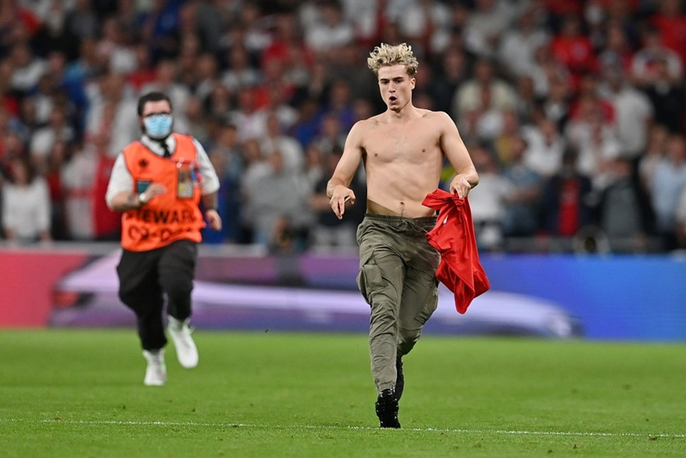 İtalya-İngiltere maçında sahaya taraftar girdi - Resim : 3