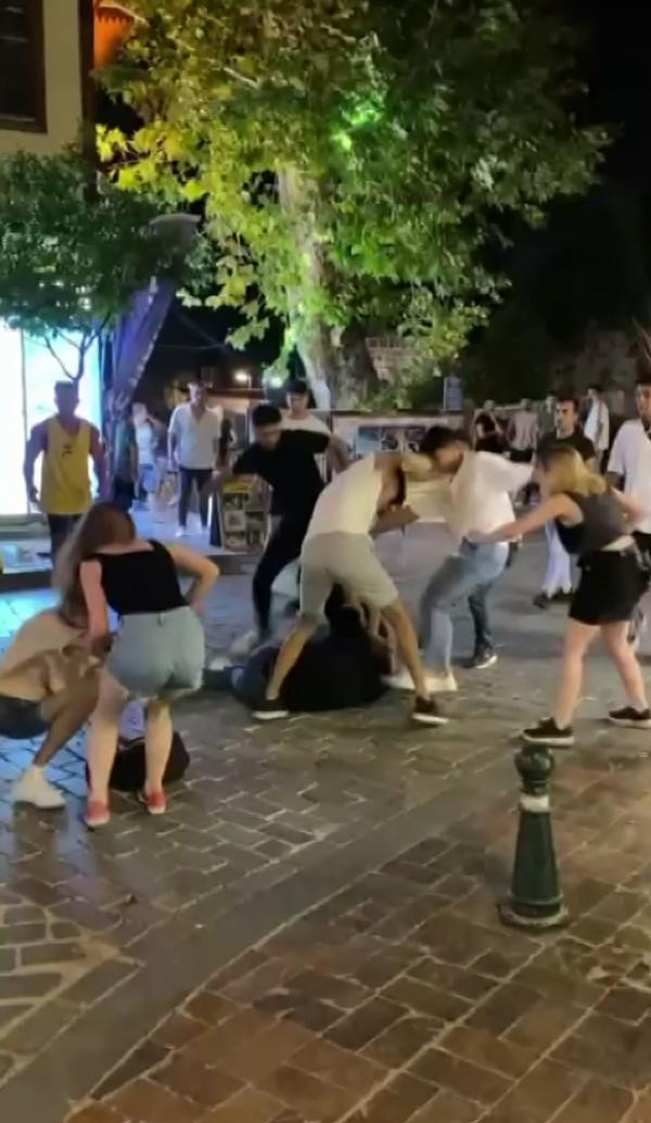 Antalya'da öfkeli gençler sokağı birbirine kattı. Kimse ayıramadı - Resim : 6