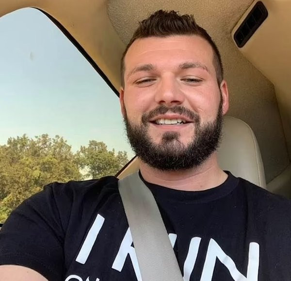 Metrelerce yüksekten timsah dolu nehre atladı - Resim : 1