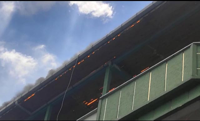 Avcılar'da binanın çatısı alev alev yandı - Resim : 3