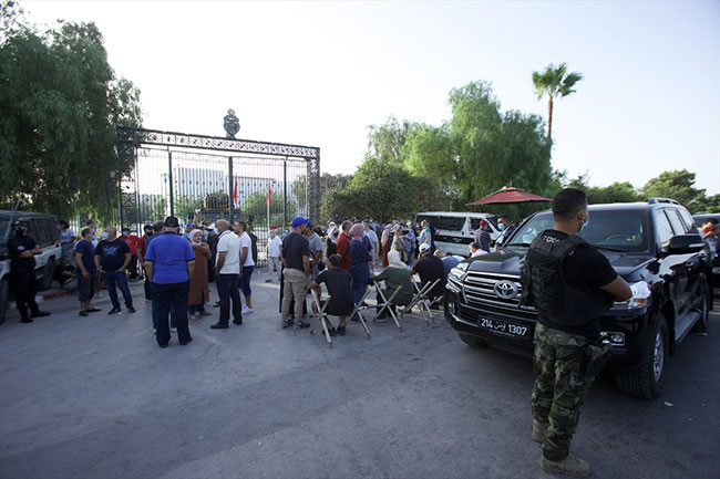 Tunus'ta askerler Meclis Meclis Başkanı'nı parlamento binasına almadı - Resim : 1