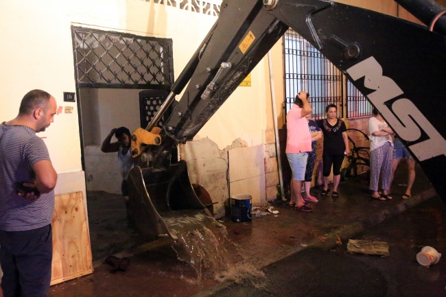 Mersin'de sağanak: Yollar göle döndü, araçlar mahsur kaldı - Resim : 4