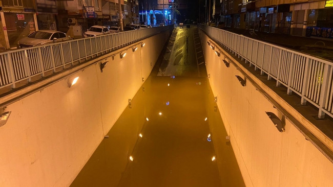 Mersin'de sağanak: Yollar göle döndü, araçlar mahsur kaldı - Resim : 1