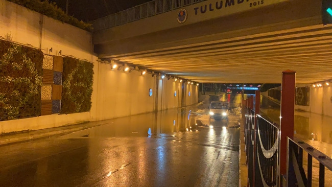 Mersin'de sağanak: Yollar göle döndü, araçlar mahsur kaldı - Resim : 2