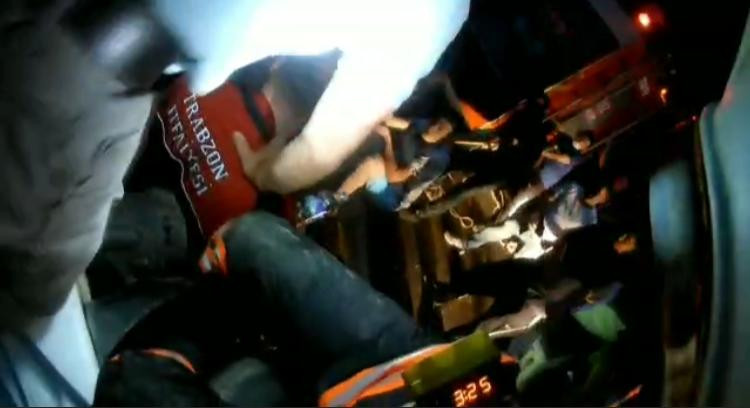 Devrilen kamyonette sıkışan baba-oğul güçlükle kurtarıldı - Resim : 1