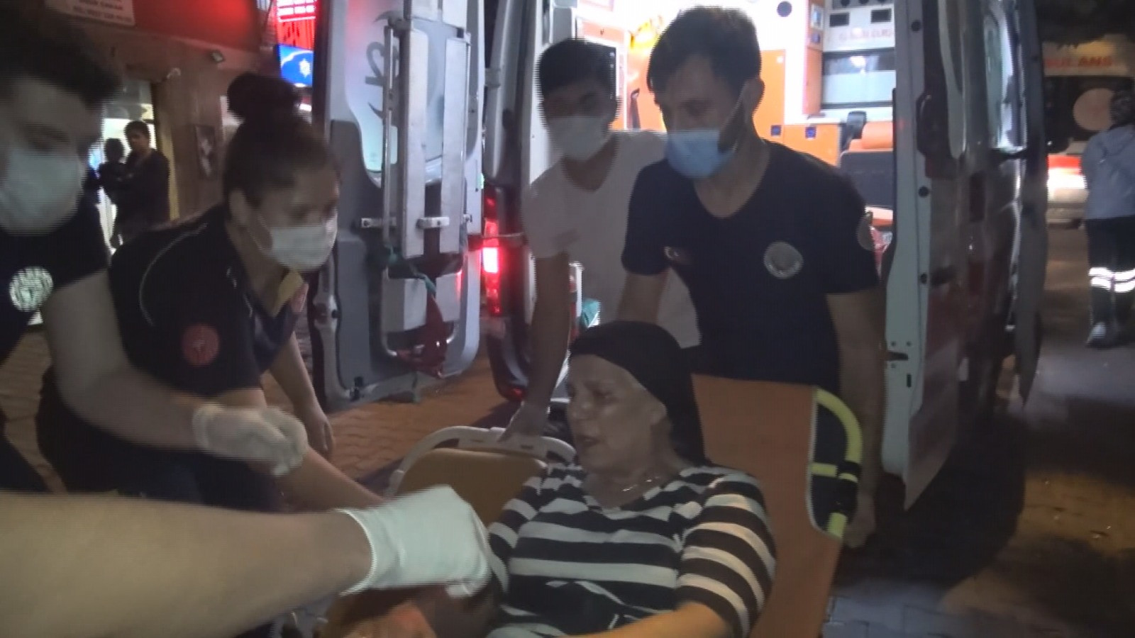 Annesini rehin aldı, evde ne varsa sokağa fırlattı - Resim : 2