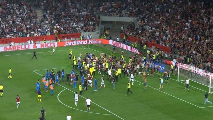 Nice-Marsilya maçında taraftarlar sahaya indi - Resim : 2
