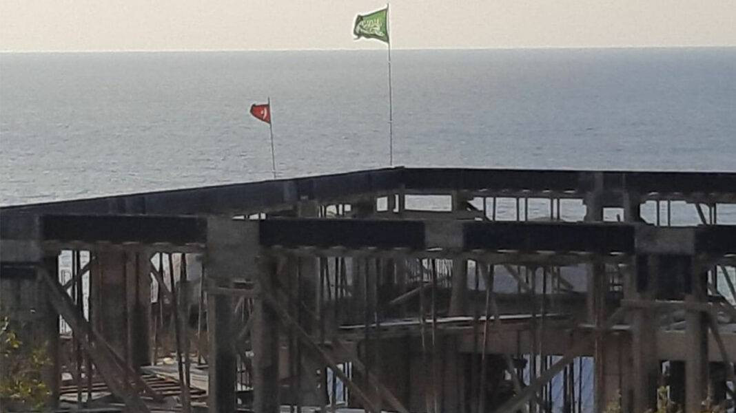 Cami inşaatına hilafet bayrağı astılar - Resim : 1