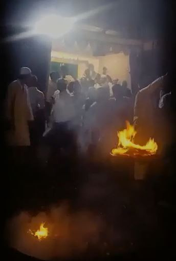 Konsantre olan değil yanındaki pişiyordu. Ateşin içine düştü bayıldı kaldı - Resim : 4