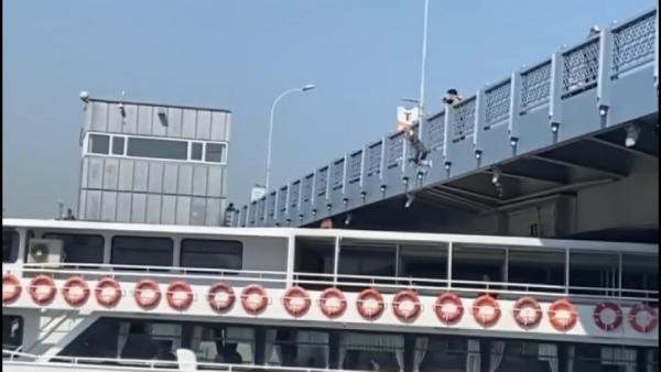 Beğeni almak için Galata Köprüsü'nden hareket eden gemiye atladı - Resim : 1