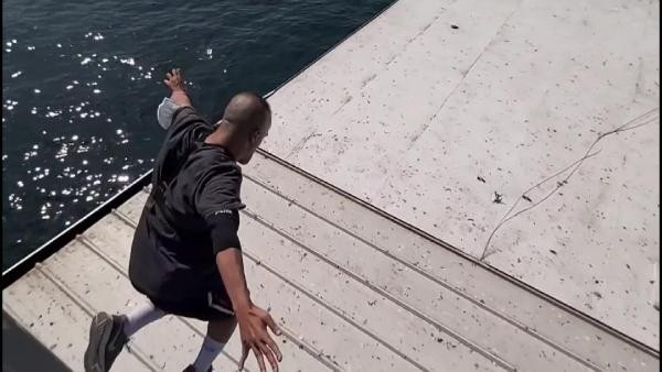 Beğeni almak için Galata Köprüsü'nden hareket eden gemiye atladı - Resim : 2