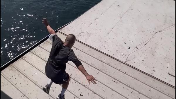 Beğeni almak için Galata Köprüsü'nden hareket eden gemiye atladı - Resim : 3