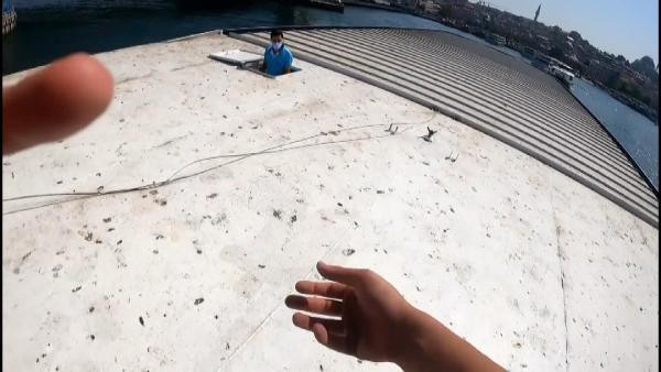 Beğeni almak için Galata Köprüsü'nden hareket eden gemiye atladı - Resim : 7